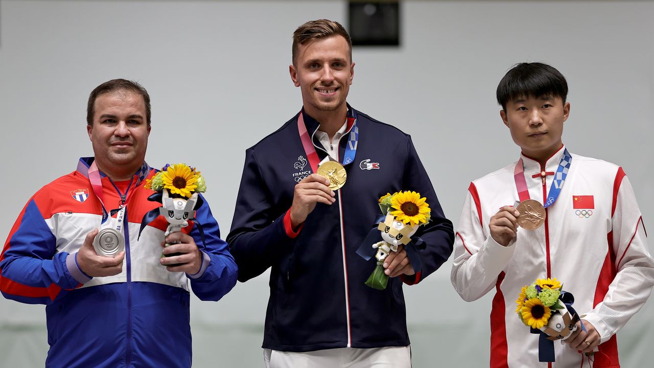 El ganador de la medalla de oro de Tokio 2020 en la disciplina masculina de pistola rápida, el francés Jean Ququampoix, junto al ganador de la medalla de plata, el cubano Leuris Pupo, y el de la medalla de bronce, el chino Li Yuehong, en el campo de tiro Asaka de Tokio, Japón, el 2 de agosto de 2021. REUTERS/Ann Wang