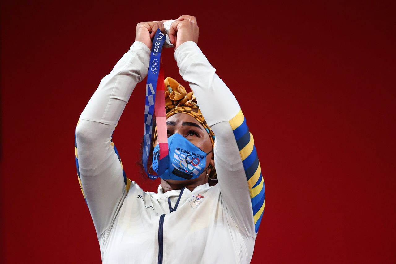 Ago 2, 2021. 
Foto del lunes de la ecuatoriana Tamara Salazar con su medalla de plata de halterofilia 87 kilos. 
 REUTERS/Edgard Garrido