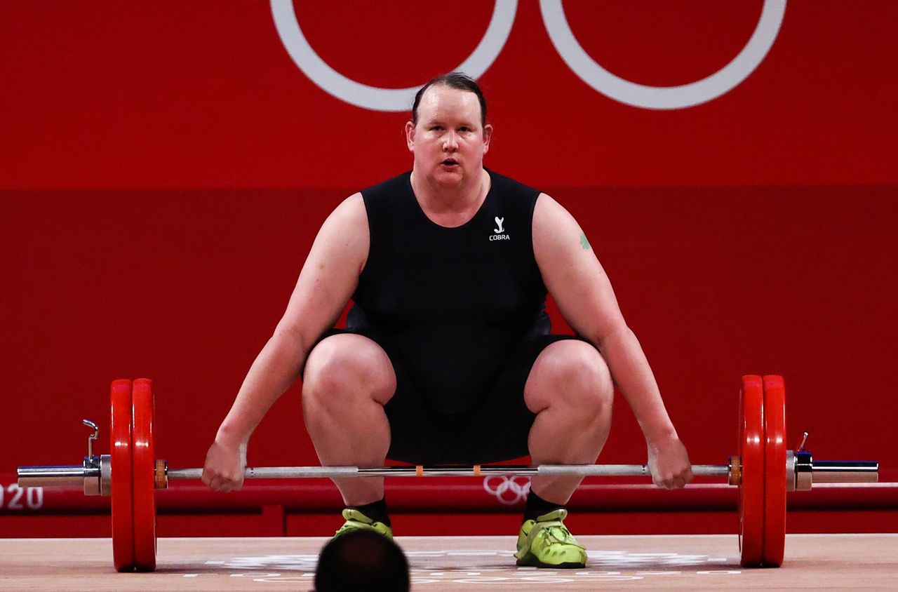 Ago 2, 2021. Laurel Hubbard de Nueva Zelanda en la prueba de halterofilia femenina más de 87 kilos. 
 REUTERS/Edgard Garrido