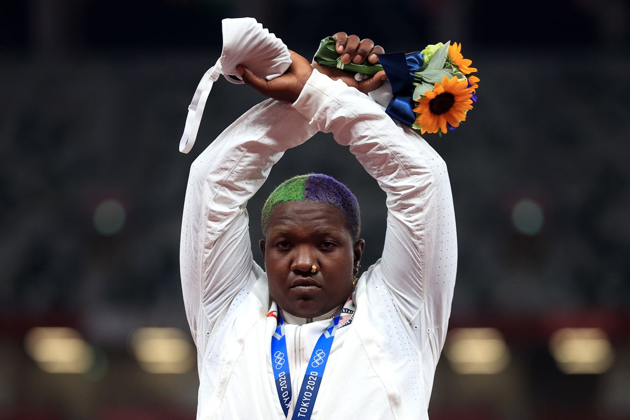 Juegos Olímpicos de Tokio 2020 - Atletismo - Lanzamiento de peso femenino - Ceremonia de entrega de medallas - Estadio Olímpico, Tokio, Japón - 1 de agosto de 2021. La medallista de plata, Raven Saunders, de Estados Unidos, hace un gesto en el podio REUTERS/Hannah Mckay