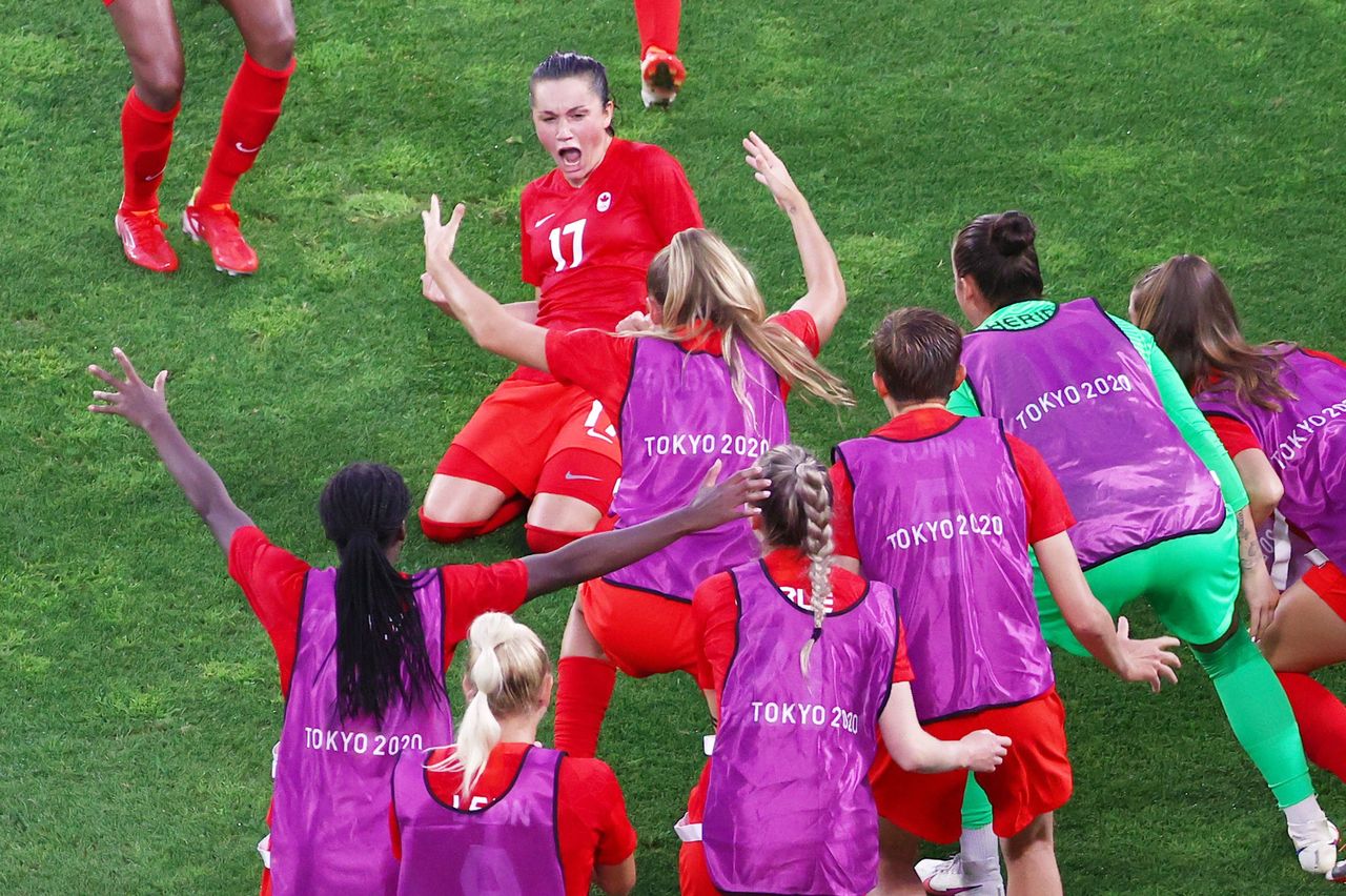 Ago 2, 2021. 
Foto del lunes de la canadiense Jessie Fleming celebrando con sus compañeras tras marcar ante EEUU. 
REUTERS/Mike Segar