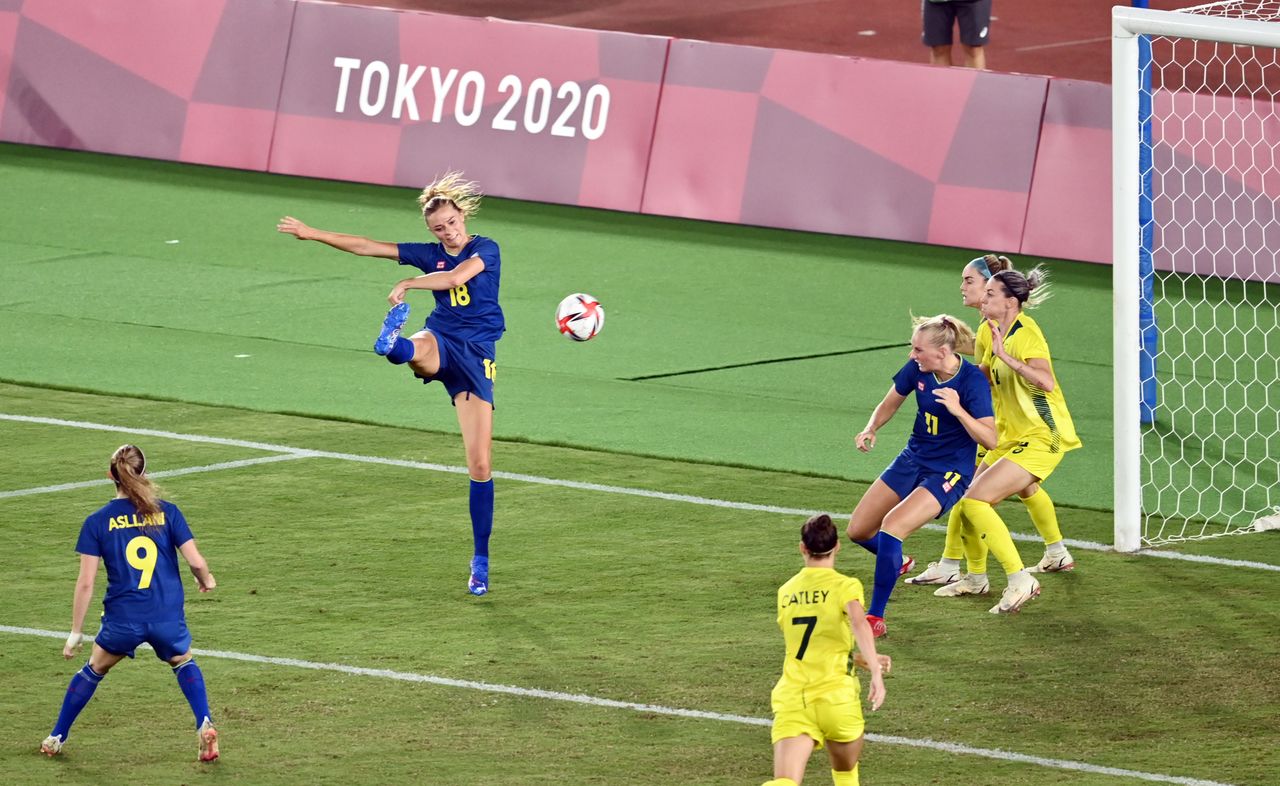 Ago 2, 2021. 
Foto del lunes de Fridolina Rolfo marcando el gol de Suecia en la victori sobre Australia. 

 REUTERS/Annegret Hilse