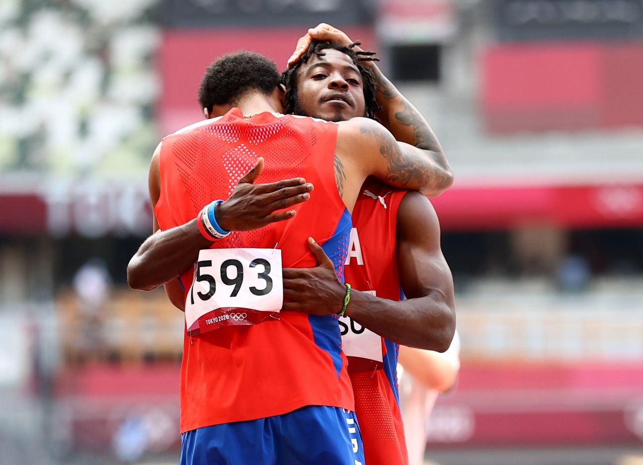 Ago 2, 2021. 
Foto del lunes de los cubanos Juan Miguel Echevarria -medalla de plata en el salto en largo masculino- y Maykel Masso -bronce-. 

REUTERS/Andrew Boyers