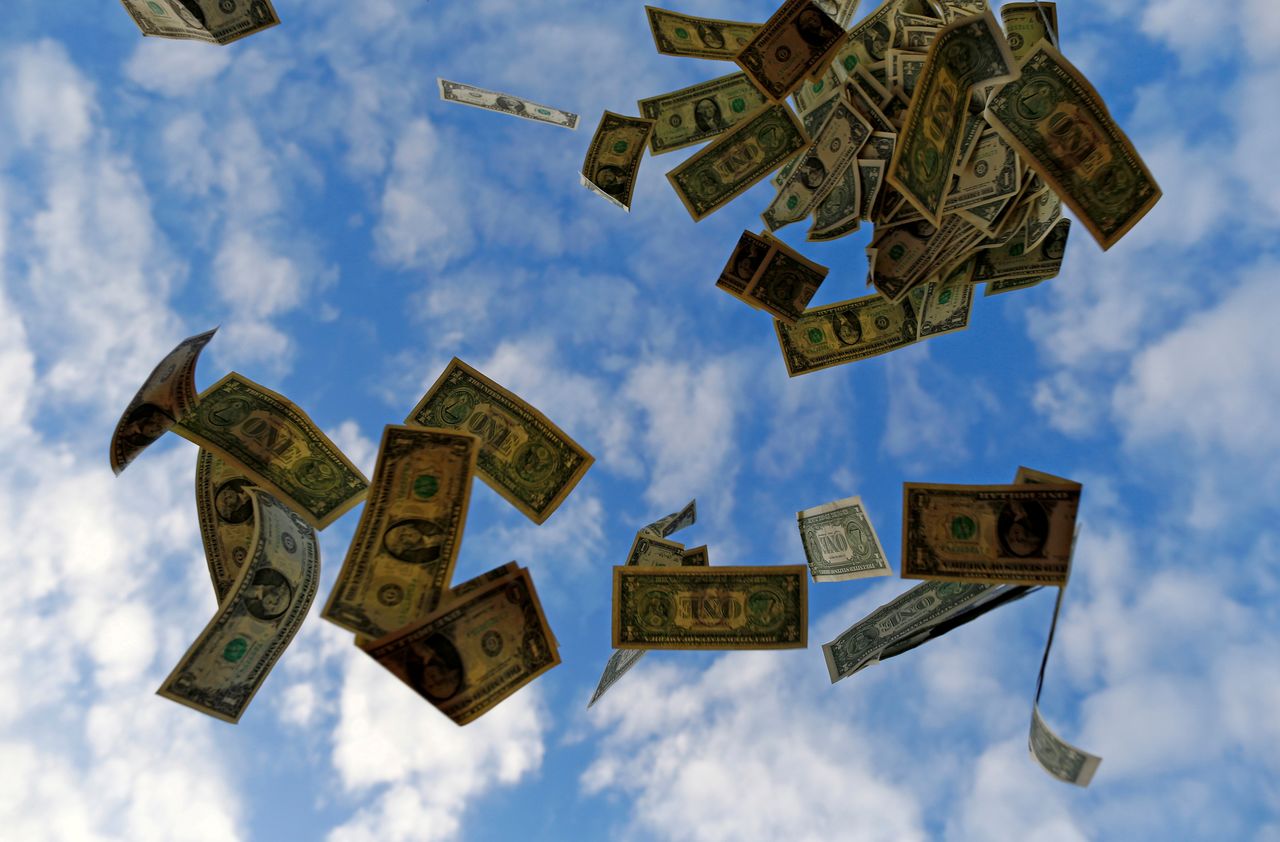 Imagen de archivo ilustrativa de billetes de dólares estadounidenses lanzados al aire cerca de Sevilla, España. Tomada el 16 de noviembre, 2014.  REUTERS/Marcelo Del Pozo/Archivo