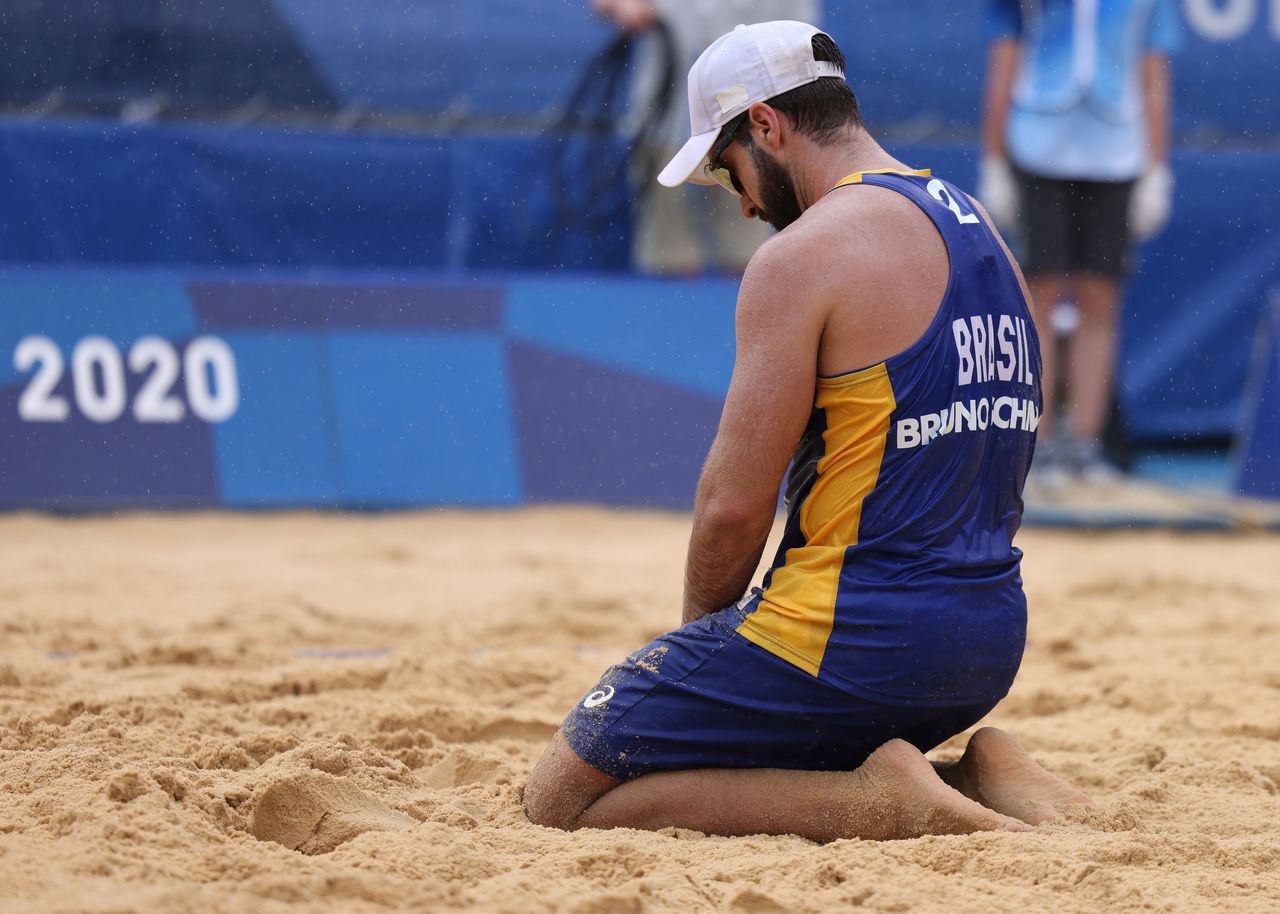 Ago 2, 2021. 
Foto del lunes del brasileño  Bruno Oscar Schmidt tras su eliminación en el voleibol playa de los Juegos de Tokio. 
REUTERS/Pilar Olivares