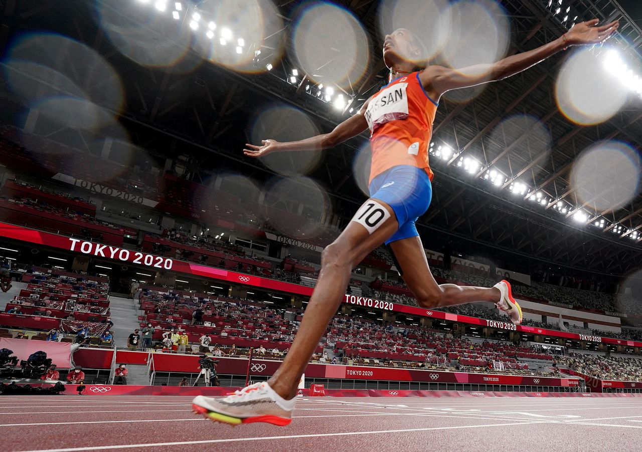 Ago 2, 2021. 
Foto del lunes de la neerlandesa Sifan Hassan celebrando tras ganar el oro en los 5.000 mts en Tokio.
 REUTERS/Fabrizio Bensch