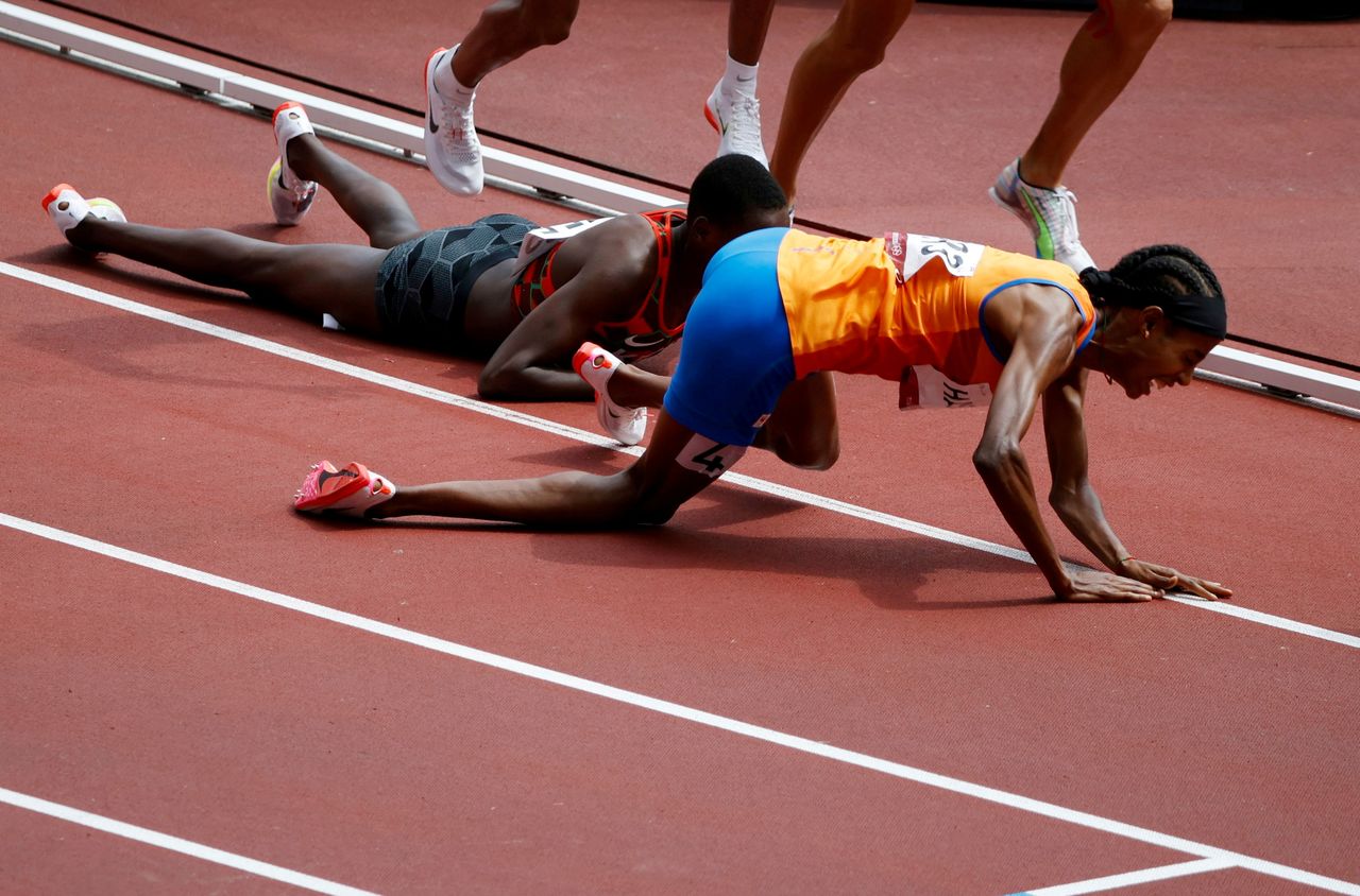 Ago 2, 2021. 
Foto del lunes de la neerlandesa Sifan Hassan sufriendo una caída en la clasificación de los 1.500 mts en Tokio.
REUTERS/Phil Noble.