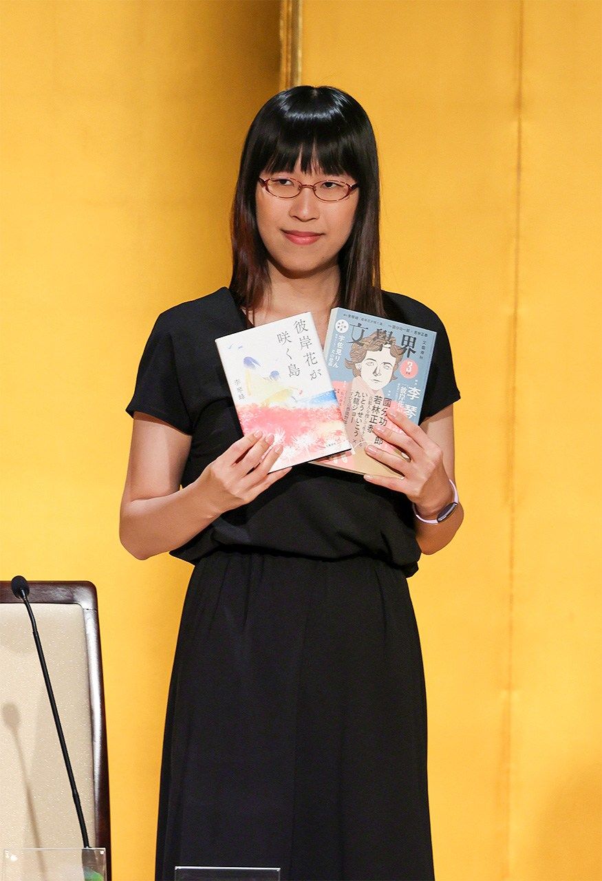 Li Kotomi en la ceremonia del Premio Akutagawa celebrada en Tokio el 14 de julio de 2021. (© Jiji)