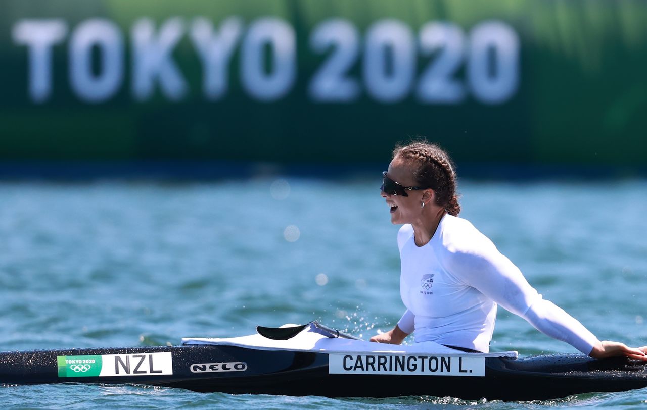 Juegos Olímpicos de Tokio 2020 - Sprint de Piragua - K2 500m Femenino - Final A - Canal del Bosque del Mar, Tokio, Japón - Lisa Carrington, de Nueva Zelanda, celebra tras ganar su segunda medalla de oro del día, 3 de agosto de 2021. REUTERS/Yara Nardi