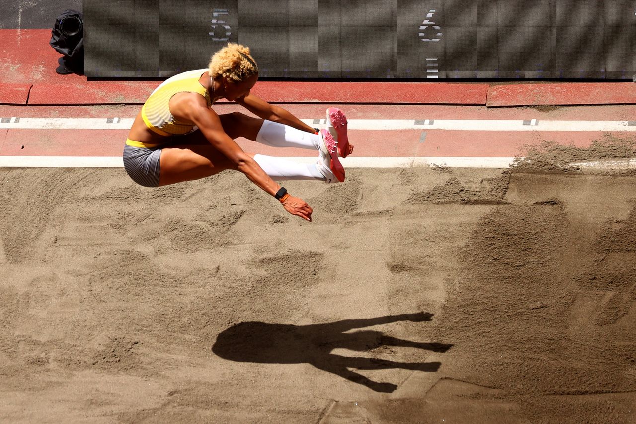 Ago 3, 2021. 
Foto del martes de la alemana Malaika Mihambo durante la prueba del salto en largo. 
REUTERS/Andrew Boyers