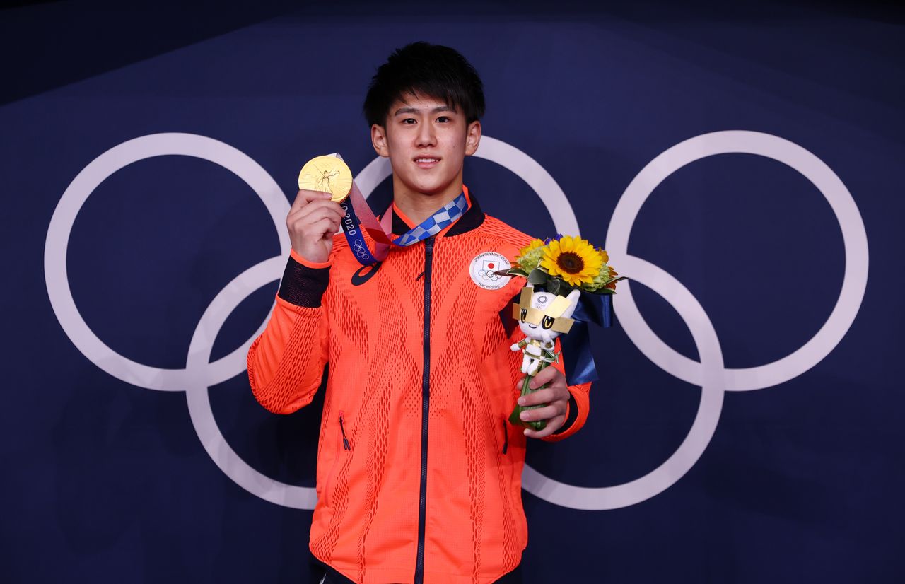 Ago 3, 2021. 
Foto del martes del japonés Daiki Hashimoto con su medalla de oro tras ganar la final de la barra horizontal. 

REUTERS/Mike Blake