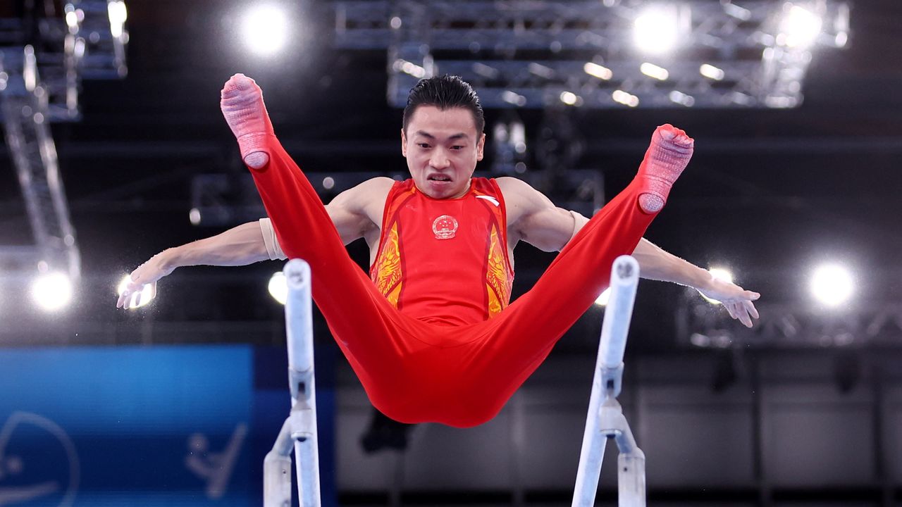 Ago 3, 2021. 
Foto del martes del chino Zou Jingyuan en la final de la prueba de barras paralelas. 
REUTERS/Mike Blake