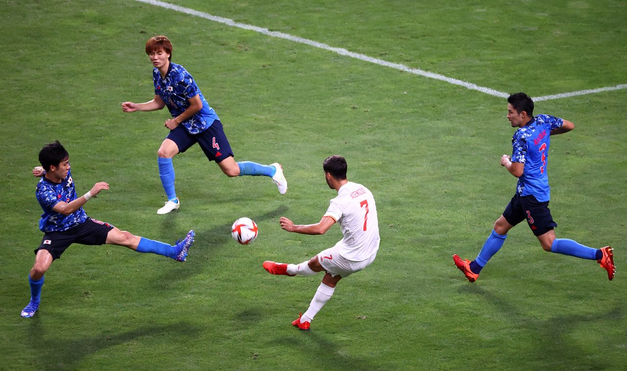 Ago 3, 2021. 
Foto del martes de Marco Asensio marcando el gol con el que España clasificó a la final del fútbol olimpico. 
 REUTERS/Kim Hong-Ji