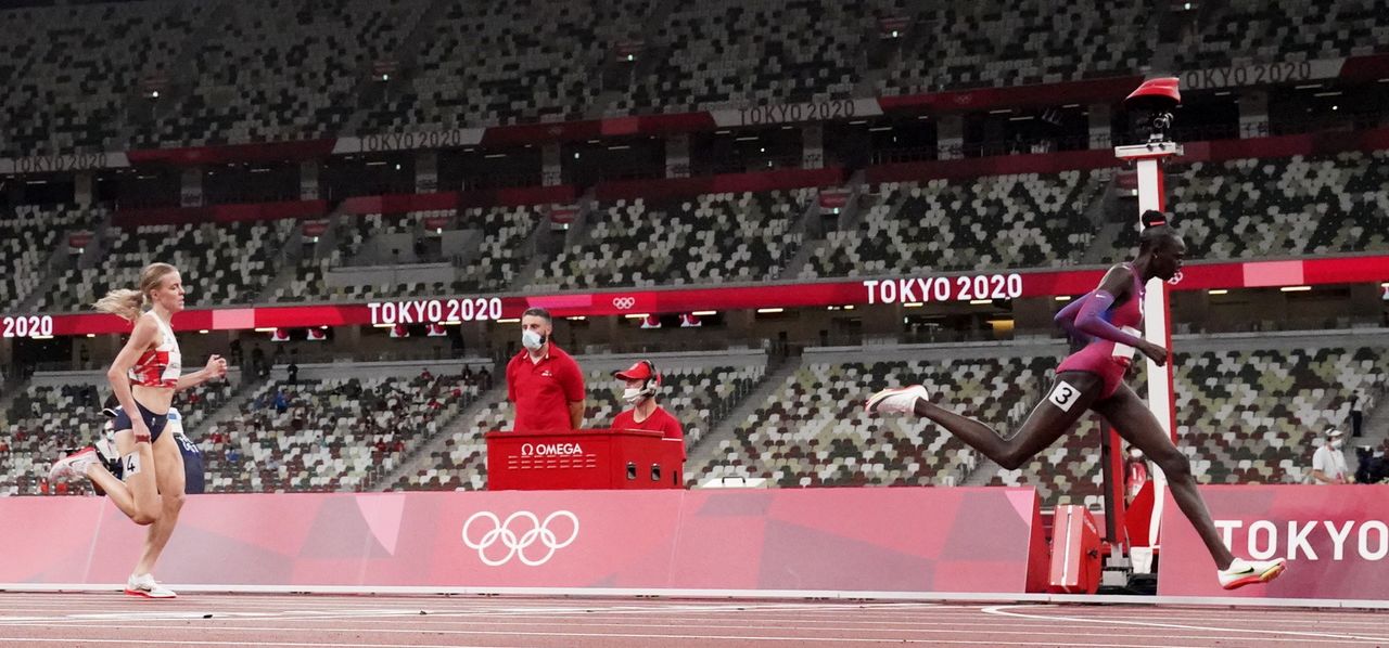 Ago 3, 2021. 
Foto del martes de la estadounidense Athing Mu celebrando tras ganar la prueba de los 800 mts, superando a la británica Keely Hodgkinson 
REUTERS/Pawel Kopczynski