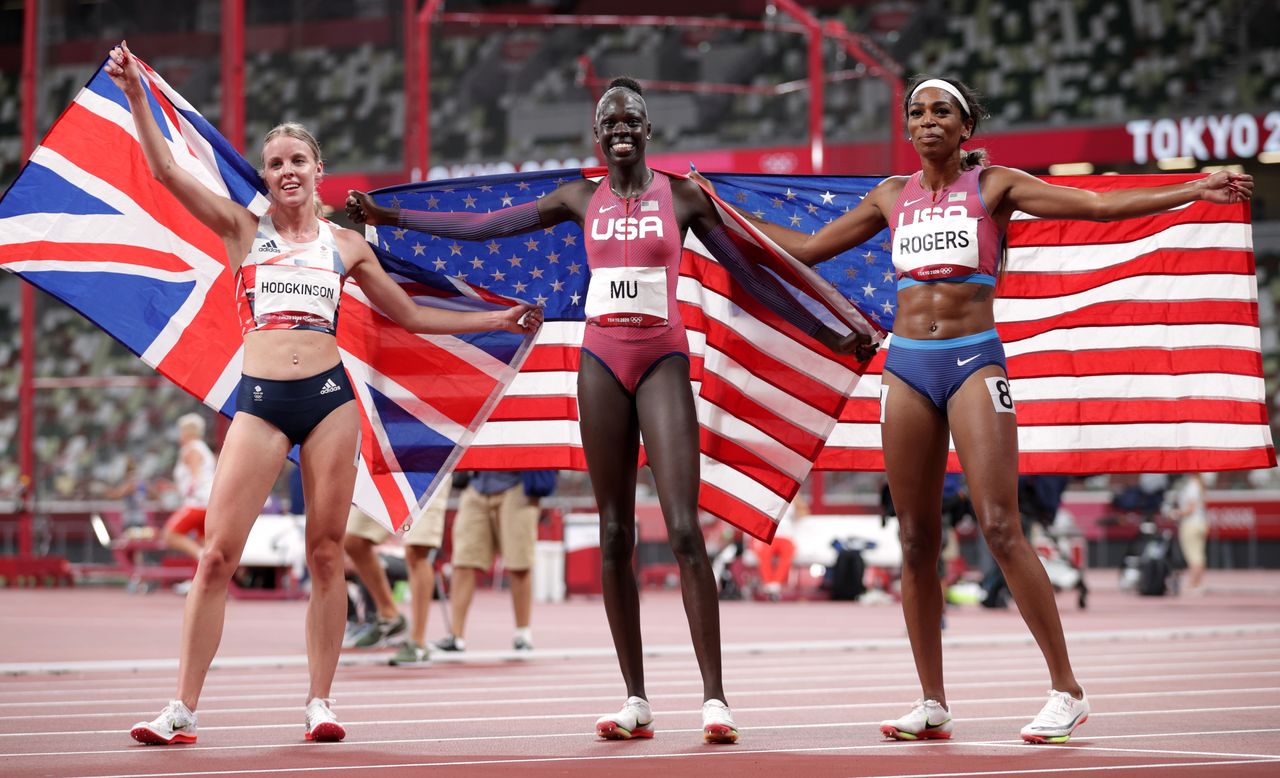 Ago 3, 2021. 
Foto del martes de la estadounidense Athing Mu celebrando la medalla de oro en los 800 mts junto a la medallista de plata británica Keely Hodgkinson, y la de bronce, la también estadouniense Raevyn Rogers 
REUTERS/Hannah Mckay