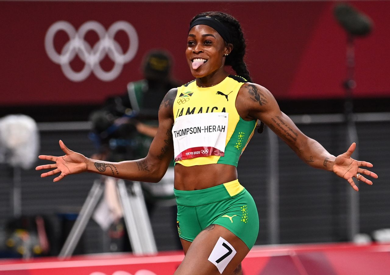 Ago 3, 2021. 
Foto del martes de la jamaicana Elaine Thompson-Herah celebrando tras cruzar la meta y ganar el oro en los 200 mts planos. 
REUTERS/Dylan Martinez