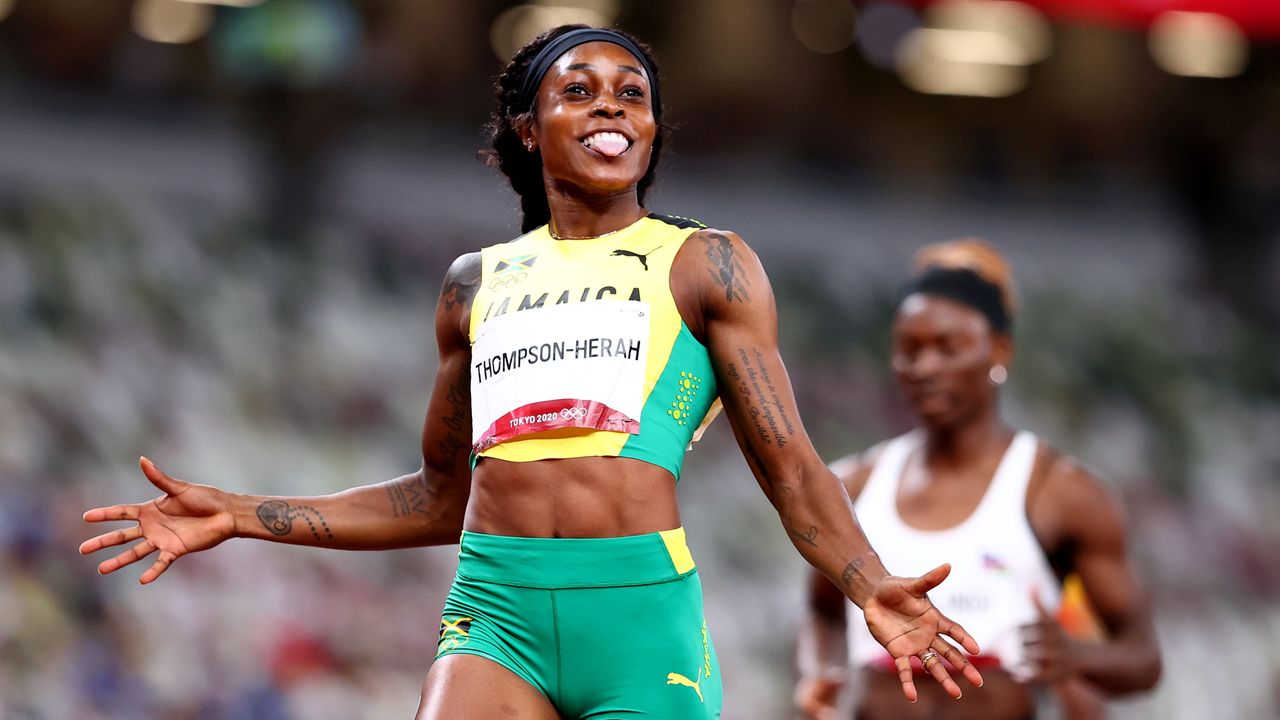 Ago 3, 2021. 
Foto del martes de la jamaicana Elaine Thompson-Herah celebrando tras cruzar la meta y ganar el oro en los 200 mts planos. 
REUTERS/Lucy Nicholson