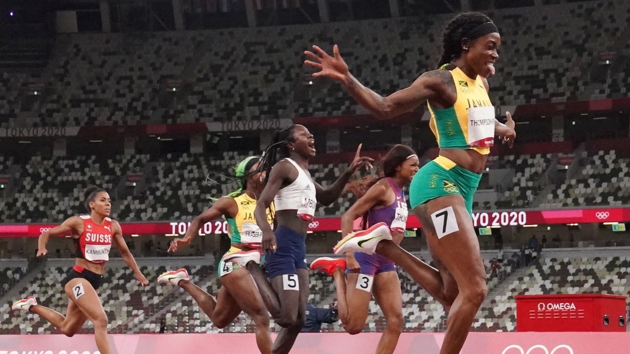 Ago 3, 2021. 
Foto del martes de la jamaicana Elaine Thompson-Herah celebrando tras cruzar la meta y ganar el oro en los 200 mts planos. 
REUTERS/Pawel Kopczynski