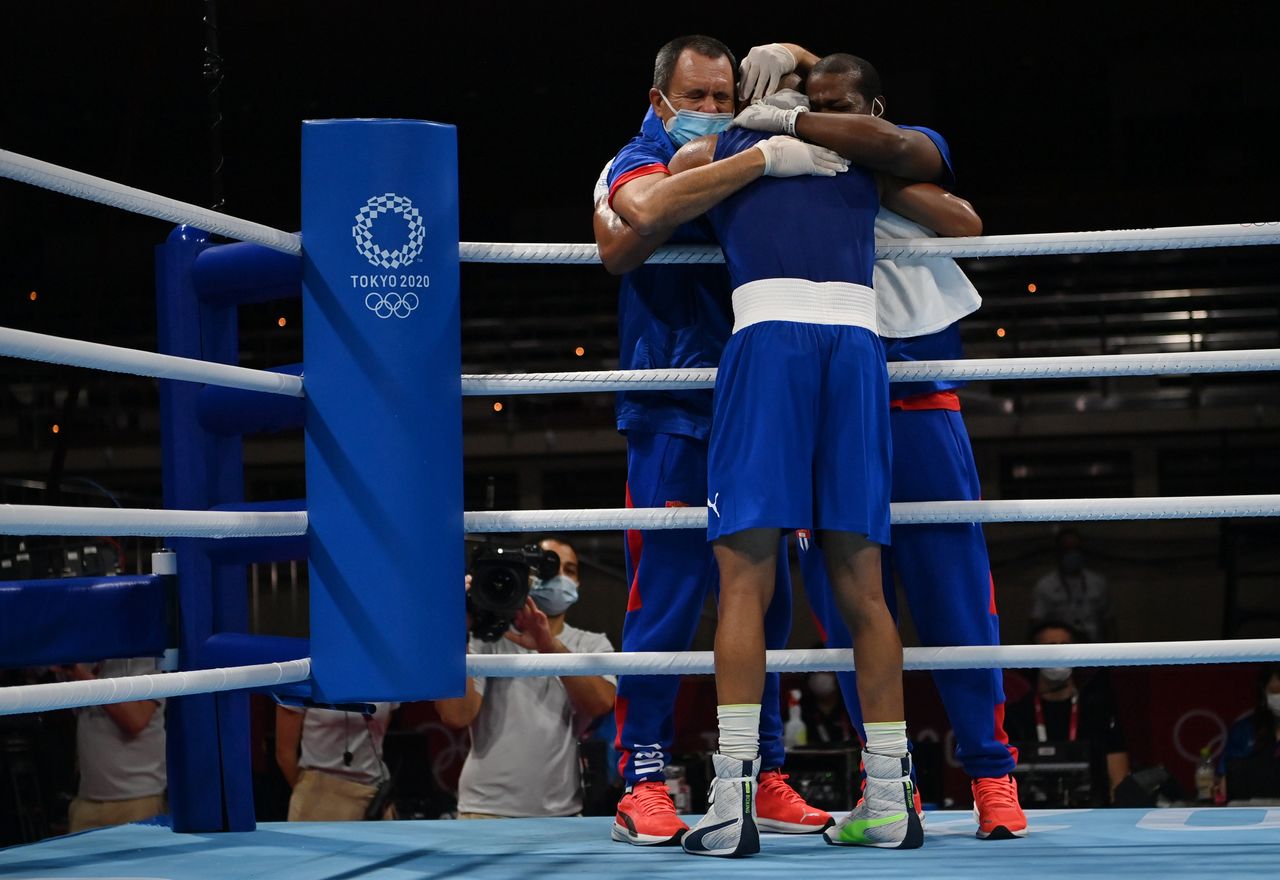 Ago 3, 2021 
Foto del martes del cubano Roniel Iglesias celebrando con sus entrenadores tras ganar el oro en boxeo. 
 Pool via REUTERS/Luis Robayo