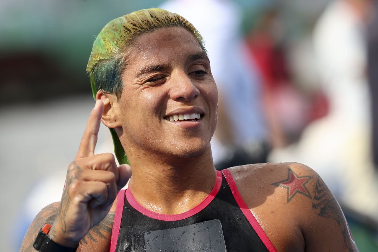 Ana Marcela Cunha de Brasil celebra tras ganar el oro en la prueba de natación de 10 km en aguas abiertas en los Juegos de Tokio. 4 ago 2021. REUTERS/Leonhard Foeger