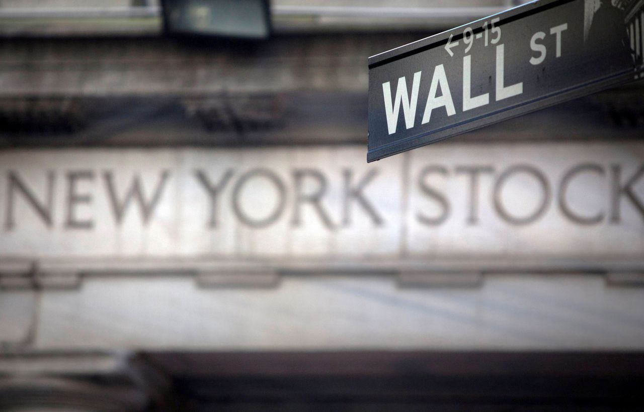 FOTO DE ARCHIVO: Un letrero de Wall Street aparece en el exterior de la Bolsa de Nueva York, en Nueva York, el 28 de octubre de 2013.  REUTERS/Carlo Allegri