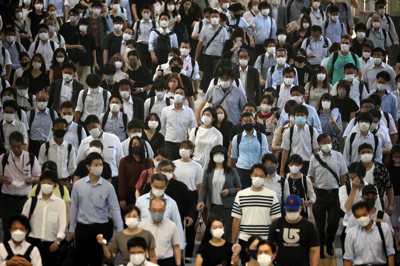 Viajeros con mascarillas llegan a la estación de Shinagawa al inicio de la jornada laboral en Tokio, Japón, el 2 de agosto de 2021 .REUTERS/Kevin Coombs
