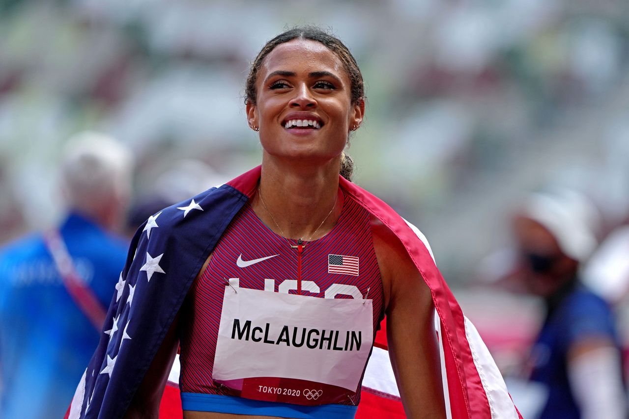 Sydney  McLaughlin (Estados Unidos) celebra la obtención de la medalla de oro en la final de los 400 metros vallas femeninos en el Estadio Olímpico, Tokio, Japón, el 4 de agosto de 2021. Kirby Lee-USA TODAY Sports