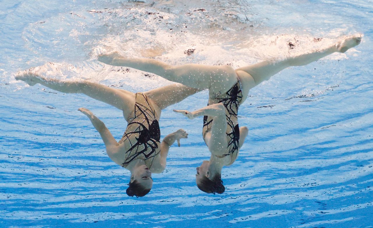 Foto del miércoles de las rusas Svetlana Kolesnichenko y Svetlana Romashina en la final de la prueba de nado sincronizado por parejas. 
Ago 4, 2021
 REUTERS/Antonio Bronic