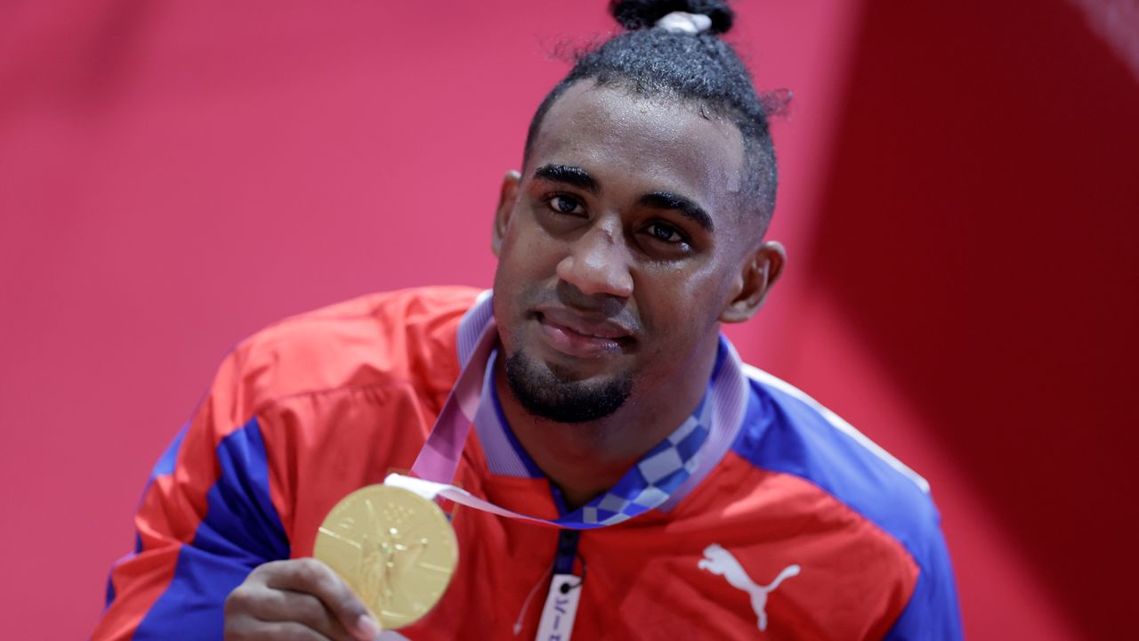 EL medallista de oro Arlen López Cardona de Cuba posa para las fotos, en Kokugikan Arena, Tokio, Japón, el 4 de agosto de 2021.
Pool via REUTERS/Ueslei Marcelino