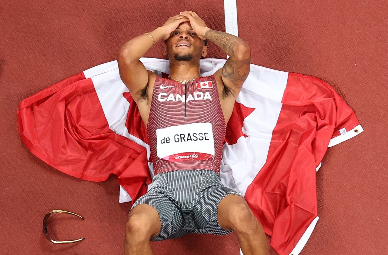 Ago 4, 2021. Foto del miércoles del vanadiense Andre De Grasse celebrando tras ganar el oro en la final de los 200 mts libres.
REUTERS/Fabrizio Bensch