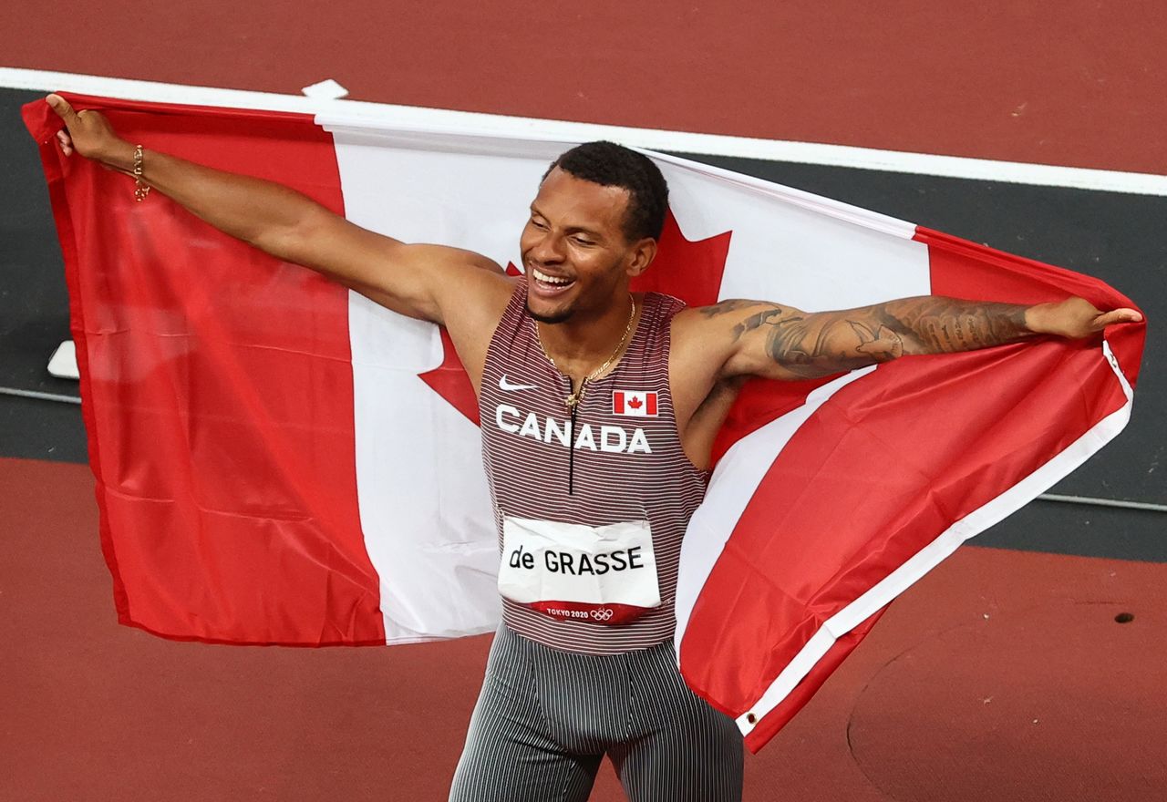 Ago 4, 2021. Foto del miércoles del vanadiense Andre De Grasse celebrando tras ganar el oro en la final de los 200 mts libres.
REUTERS/Fabrizio Bensch