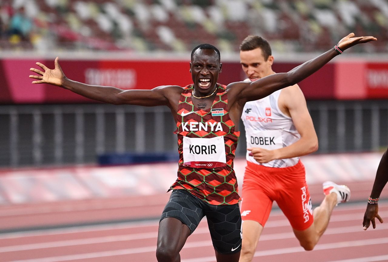 Ago  4, 2021.  
Foto del miércoles del keniano Emmanuel Kipkurui Korir celebrando al ganar la final de los 800 mts, libres, y del polaco Patryk Dobek, medalla de bronce. 
REUTERS/Dylan Martinez