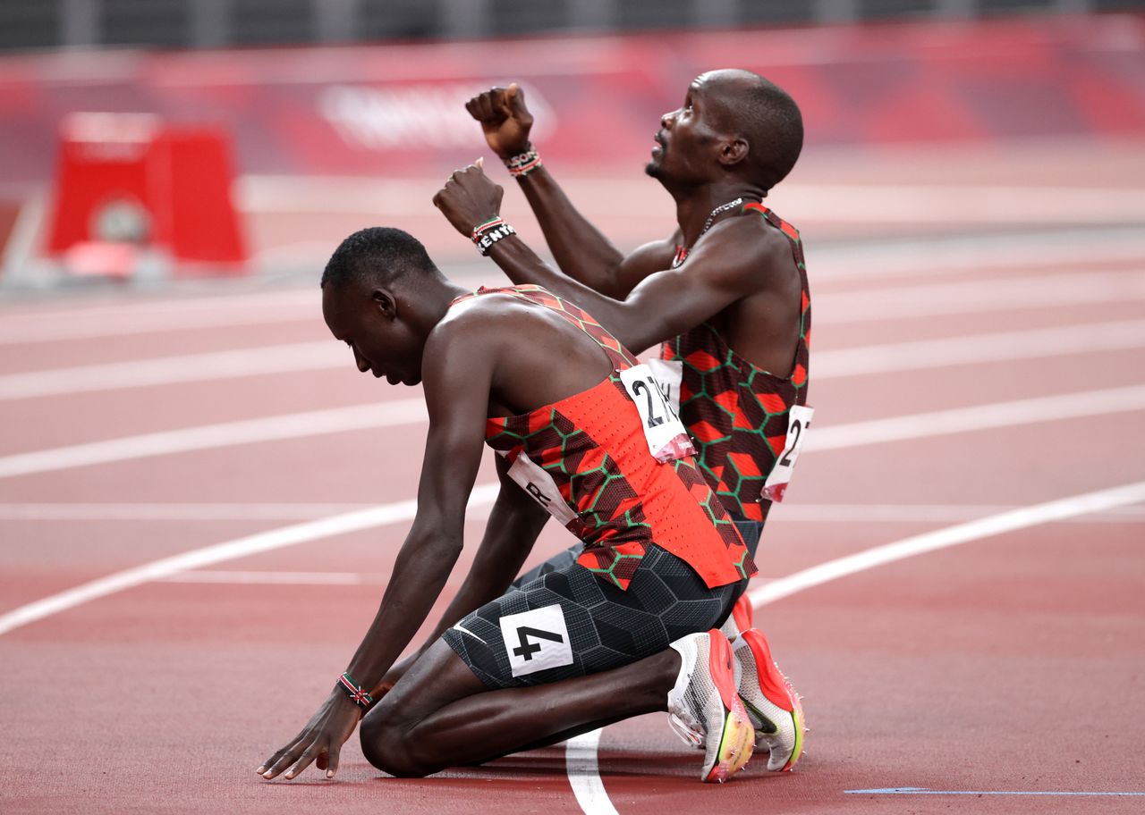 Ago  4, 2021. 
Foto del miércoles del keniano Emmanuel Kipkurui Korir celebrando tras ganar el oro en los 800 mts junto a su compatriotaa Ferguson Rotich, medallista de plata. 
REUTERS/Hannah Mckay