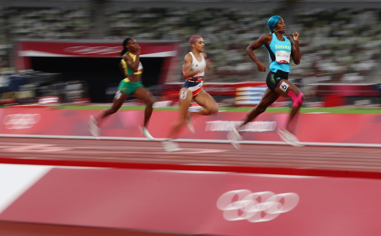 Ago 4, 2021. 
Foto del miércoles de la bahameña Shaunae Miller-Uibo y la británica Jodie Williams en una de las semifinales de los 400 mts planos. 
REUTERS/Lindsey Wasson