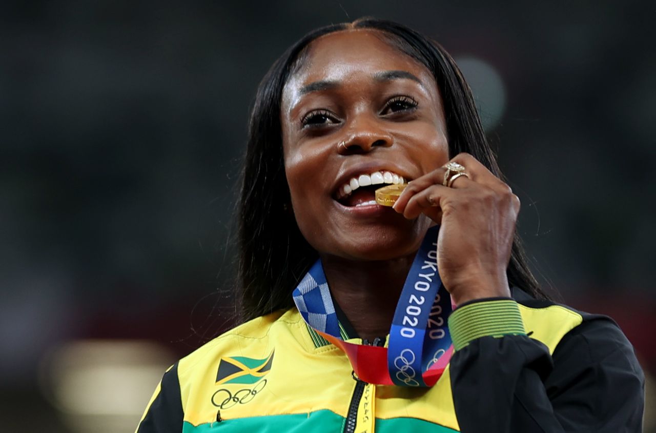 Ago 4, 2021. 
Foto del miércoles de la jamaicana Elaine Thompson-Herah en el podio con su medalla de oro en los 200 mts planos. 
REUTERS/Lindsey Wasson