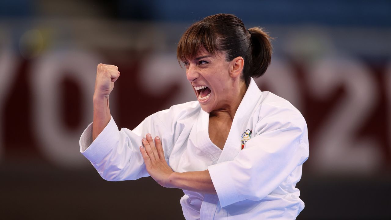 La karateka española Sandra Sánchez durante la fase de eliminación de la prueba de katas femenina de Tokio 2020 celebrada en el Nippon Budokan de Tokio, Japón, el 5 de agosto de 2021. REUTERS/Carl Recine