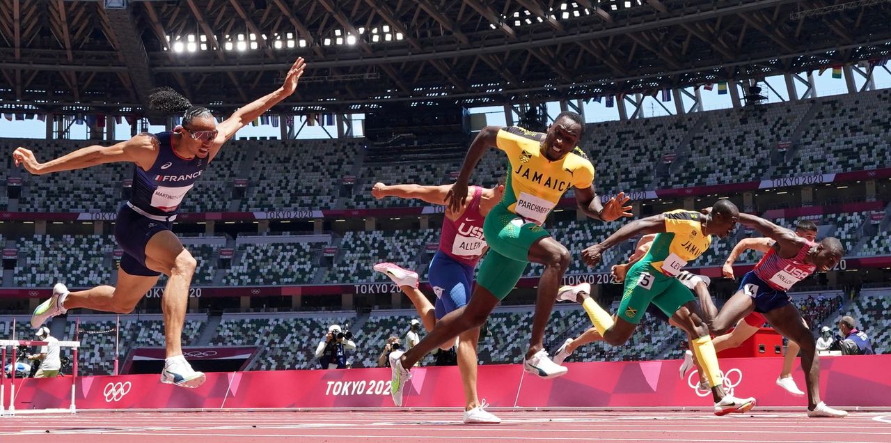 Ago 5, 2021.  
Foto del jueves del jamaicano Hansle Parchment cruzando la meta para ganar el oro en los 100 mts con vallas. 
REUTERS/Fabrizio Bensch