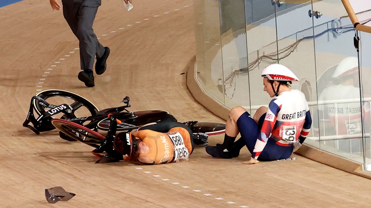 Ago 5, 2021.  
Foto del jueves de la ciclista neerlandesa Laurine van Riessen tras accidentarse en la prueba del keirin, junto a la británica Katy Marchant 
REUTERS/Kacper Pempel