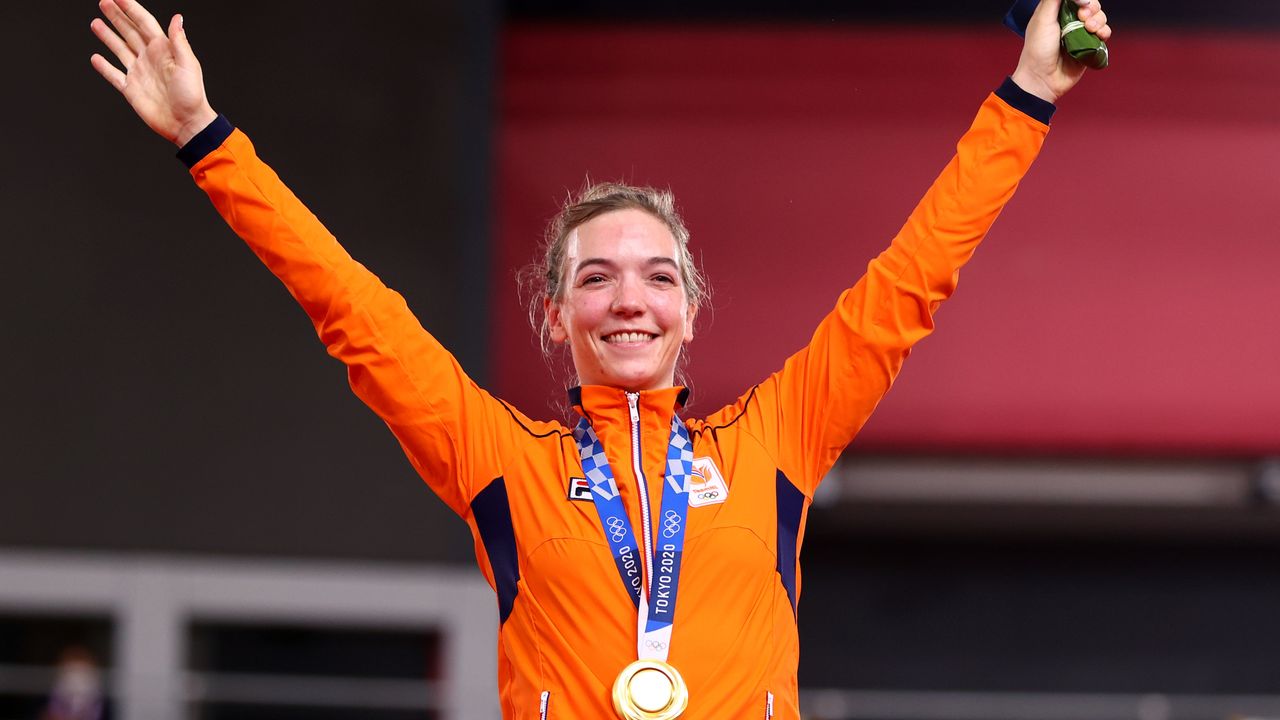 Ago 5, 2021. 
Foto del jueves de la neerlandesa Shanne Braspennincx celebrando en el podio tras ganar el oro en la prueba de keirin. 
REUTERS/Matthew Childs