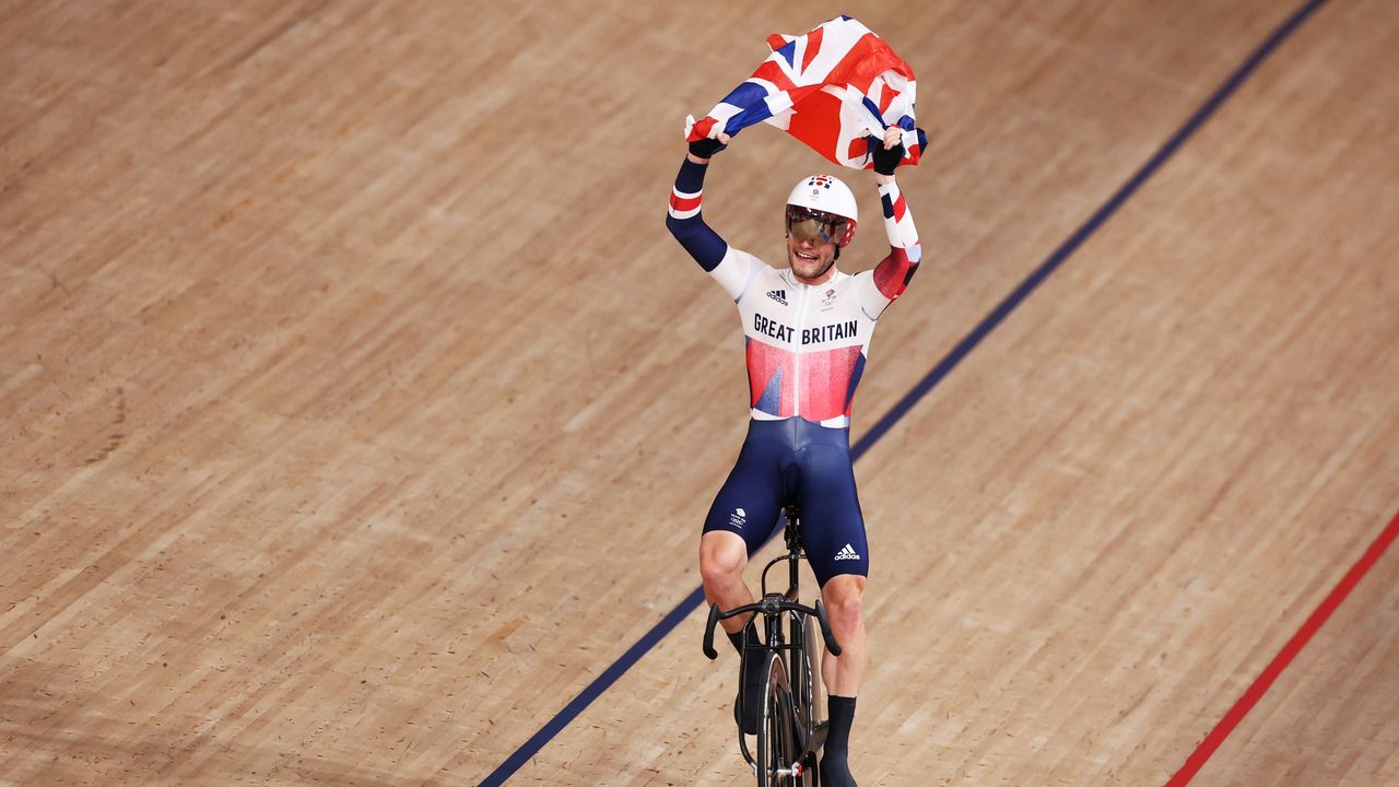 Ago 5, 2021. 
Foto del jueves  del británico Matt Walls celebrando tras ganar el oro en el omnium. 
REUTERS/Christian Hartmann