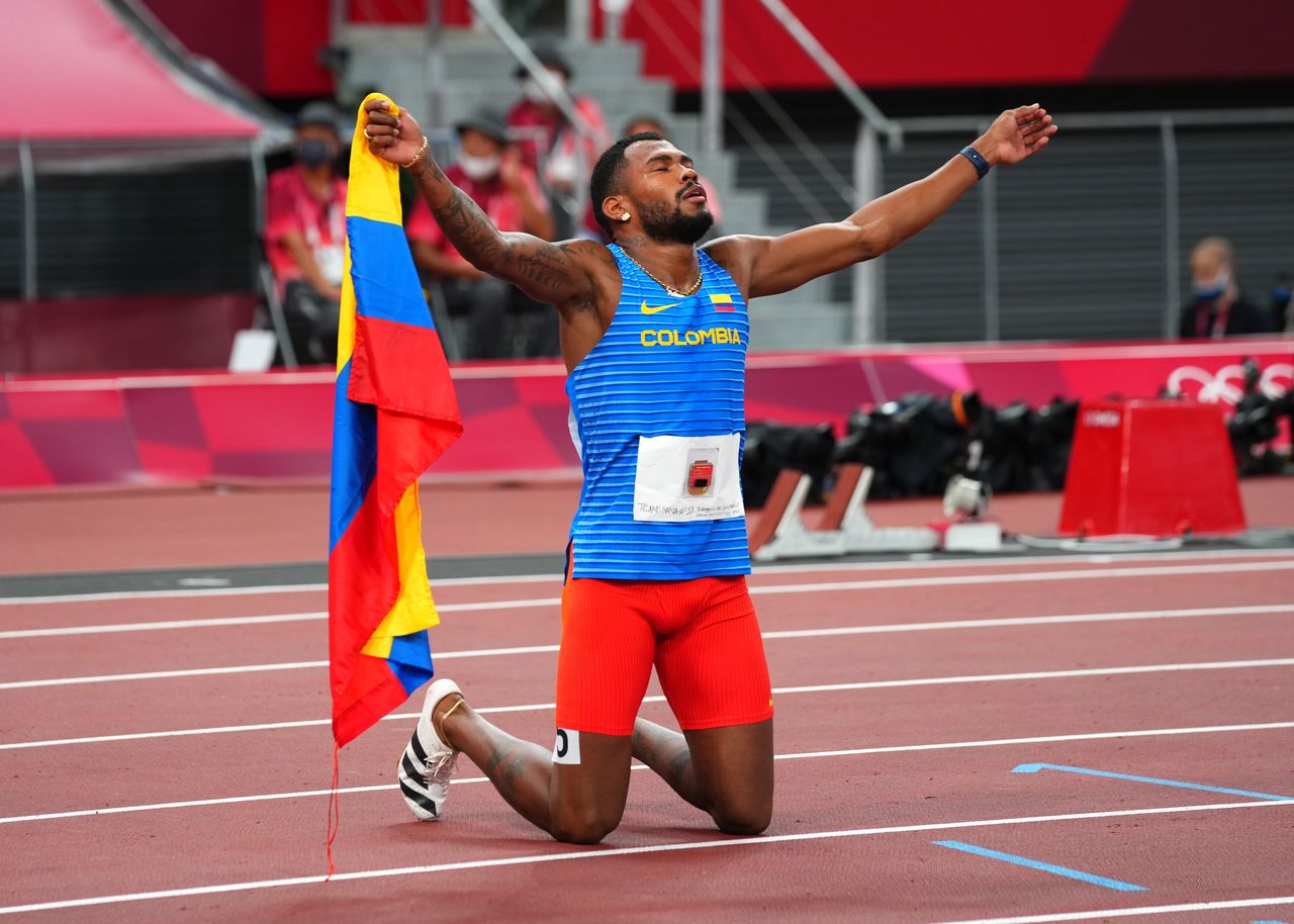 Ago 5, 2021. 
Foto del jueves del colombiano Anthony Jose Zambrano celebrando tras ganar la plata en los 400 mts. 
REUTERS/Aleksandra Szmigiel