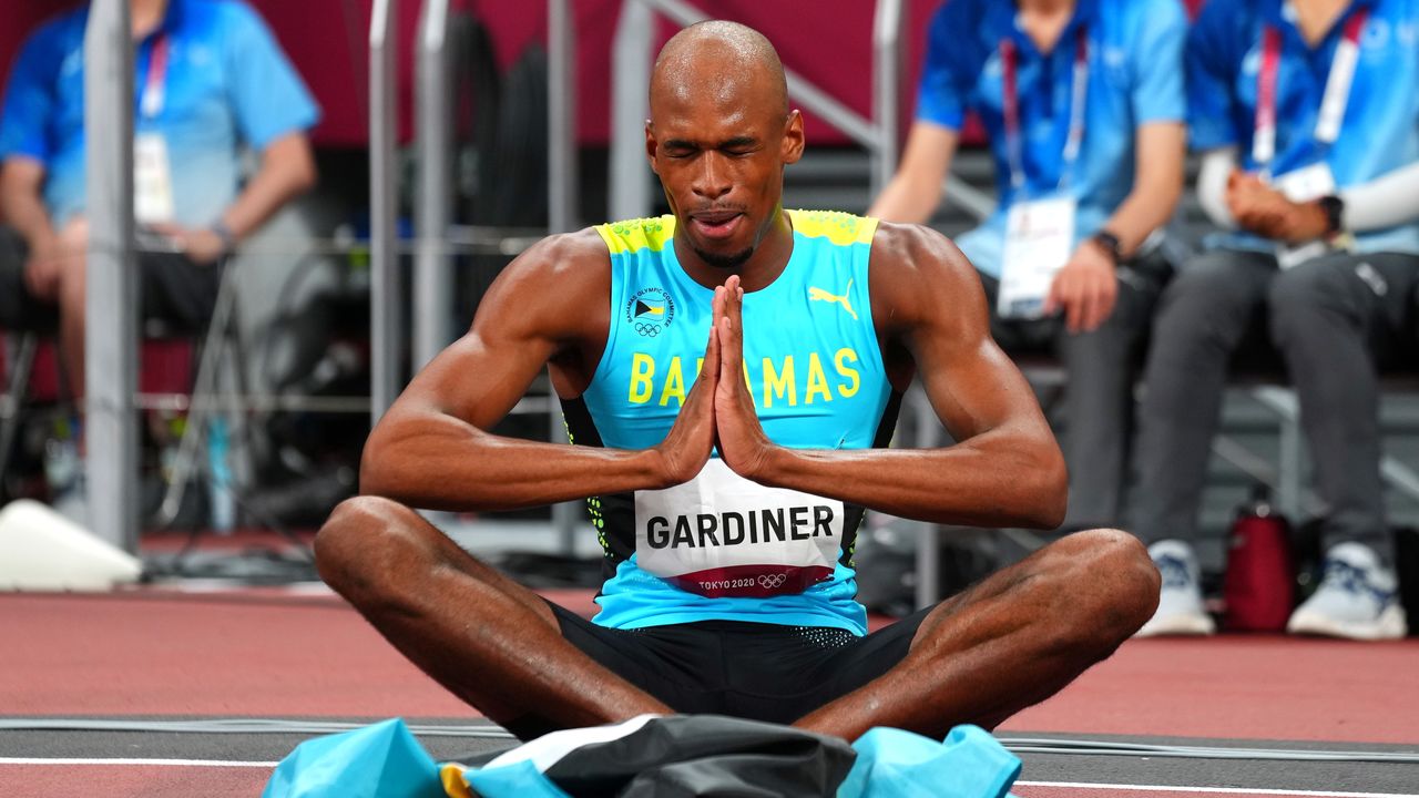 Ago 5, 2021. 
Foto del jueves de Steven Gardiner de Bahamas celebrando tras ganar el oro en los 400 mts planos. 
REUTERS/Aleksandra Szmigiel