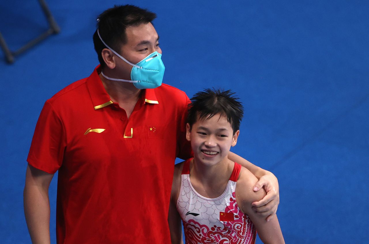 Ago 5, 2021. 
Foto del jueves de Quan Hongchan celebrando el oro en plataforma de 10 mts con su entrenador. 
REUTERS/Molly Darlington