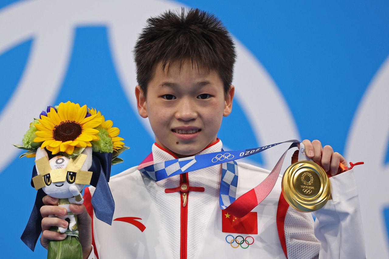 Ago 5, 2021. 
Foto del jueves de Quan Hongchan celebrando el oro en plataforma de 10 mts en el podio. 
REUTERS/Marko Djurica