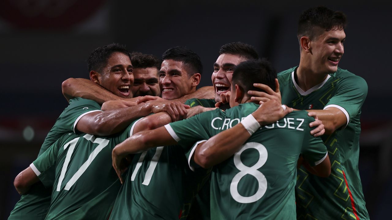 Ago6, 2021.  
Foto del viernes de Alexis Vega celebrando con sus compañeros el tercero gol de Mexico ante Japón. 
REUTERS/Amr Abdallah Dalsh