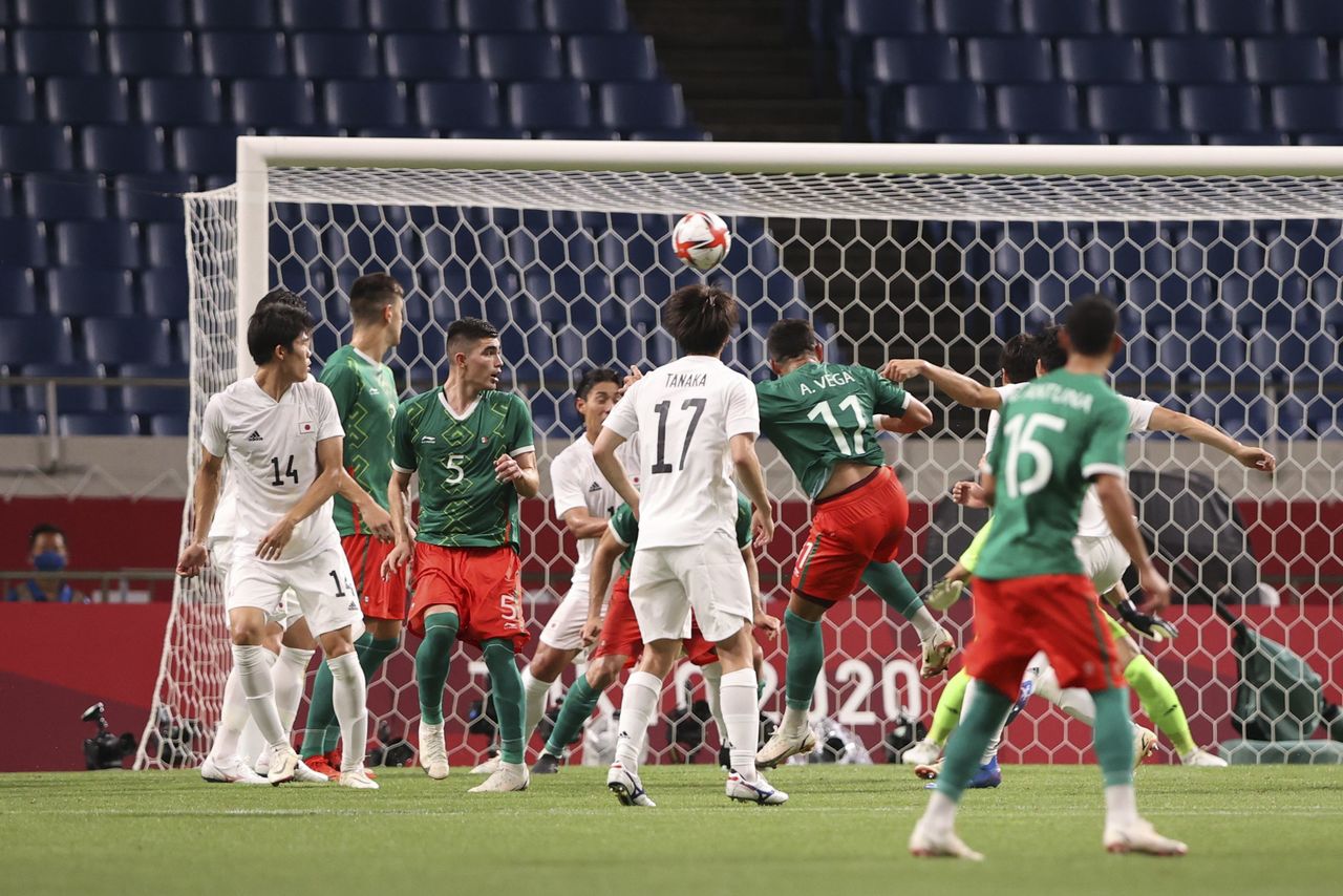 Ago  6, 2021.  
Foto del viernes de Alexis Vega marcando el tercer gol de México en la victoria sobre Japón. 

REUTERS/Molly Darlington