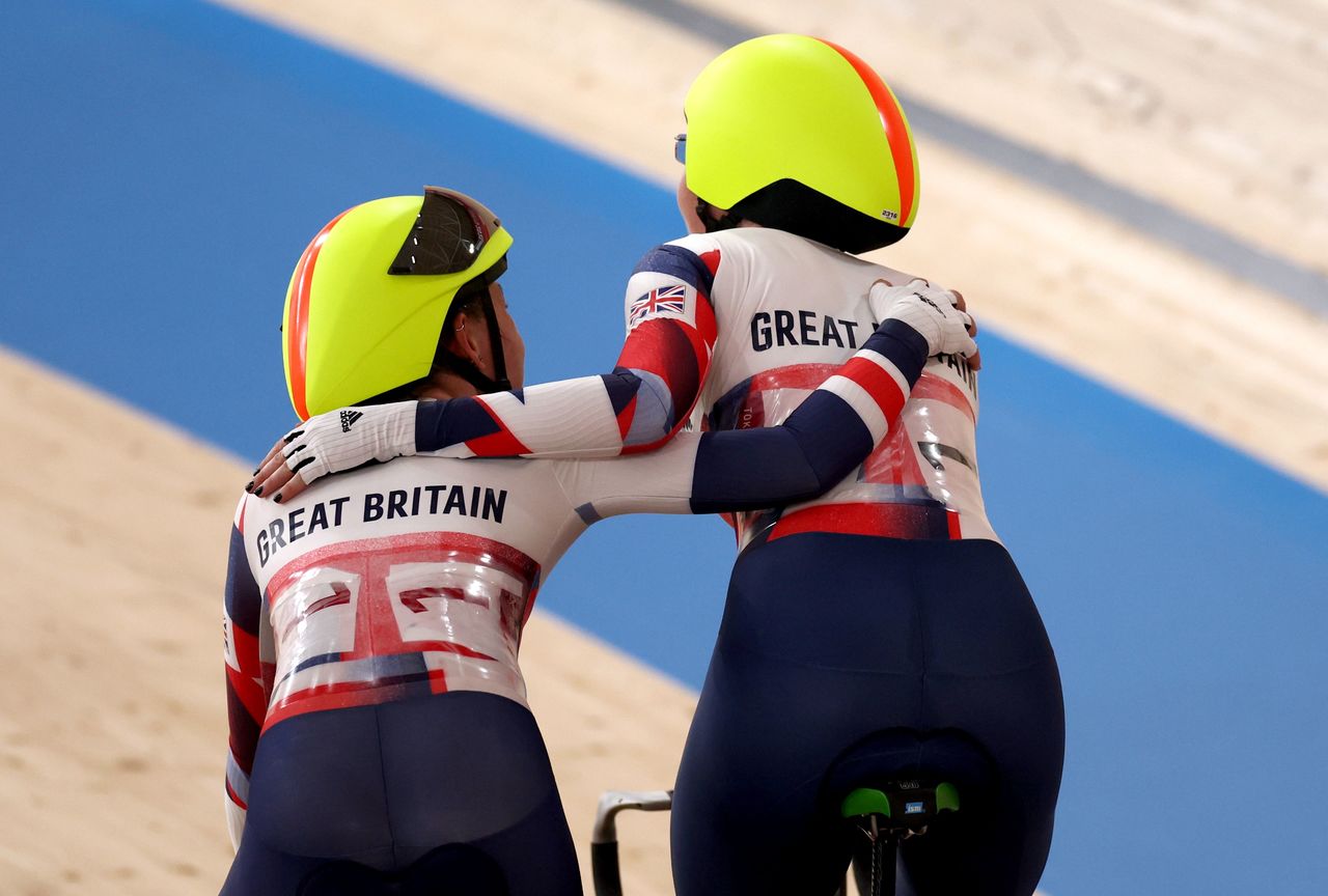 Ago 6, 2021.  
Foto del viernes de las británicas Laura Kenny y Katie Archibald celebrando el oro en la prueba de madison. 

 REUTERS/Christian Hartmann