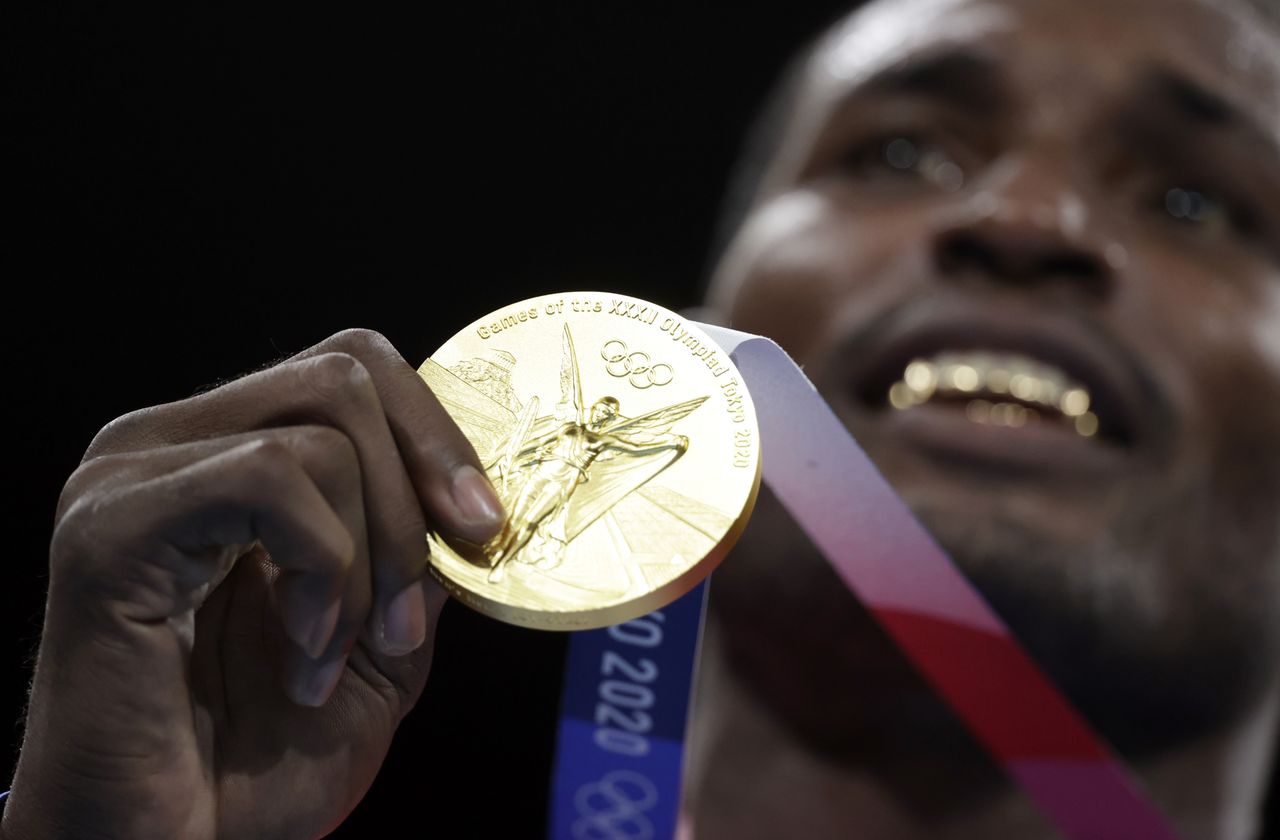 Ago 6, 2021. Foto del viernes del cubano Julio Cesar La Cruz con su medalla de oro en boxeo en el podio. 
REUTERS/Ueslei Marcelino
