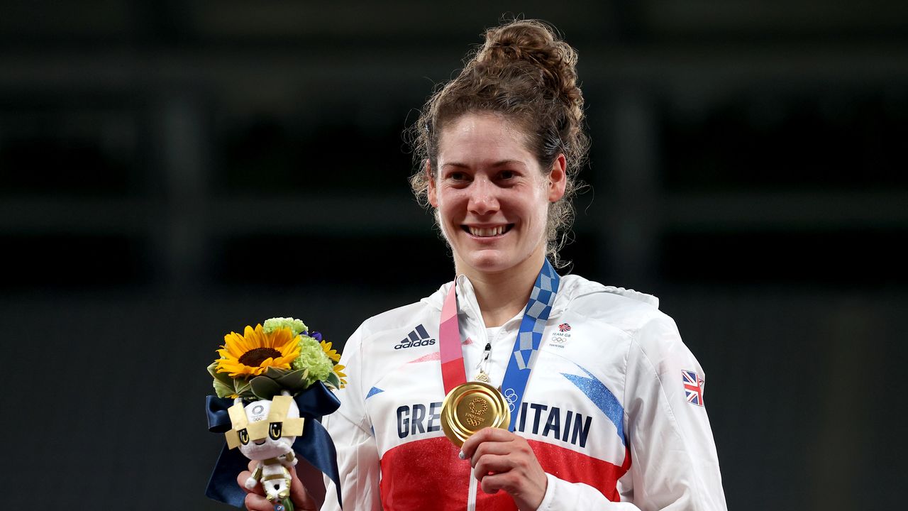 Ago 6, 2021. 
Foto del viernes de la británica Kate French en el podio con su medalla de  oro en el pentatlón moderno. 
 REUTERS/Ivan Alvarado