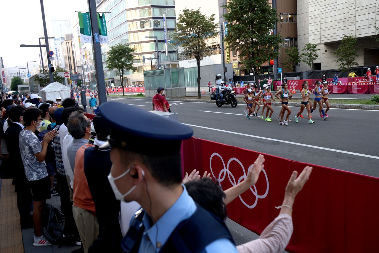 Ago 6, 2021. 
Foto ilustrativa del viernes de espectadores mirando la prueba de marcha femenina de 20 kms en los Juegos de Tokio. 
 REUTERS/Kim Hong-Ji